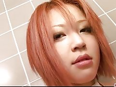 Čvrsto i prsata crvenokosa mala maca milovanje u kupaonici