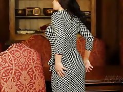 Ljepota obavlja seksi striptiz