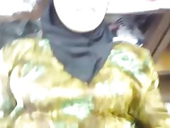 Žena, dok je trgovina otvorena