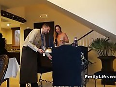 Goli djevojke otvara vrata za poslugu