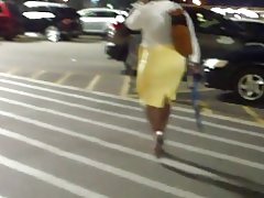 Široka bedra, milf uska žuta majica.